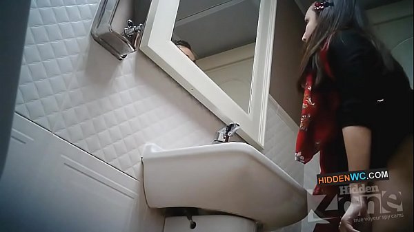 Rekaman kamera tersembunyi di toilet wanita (1)