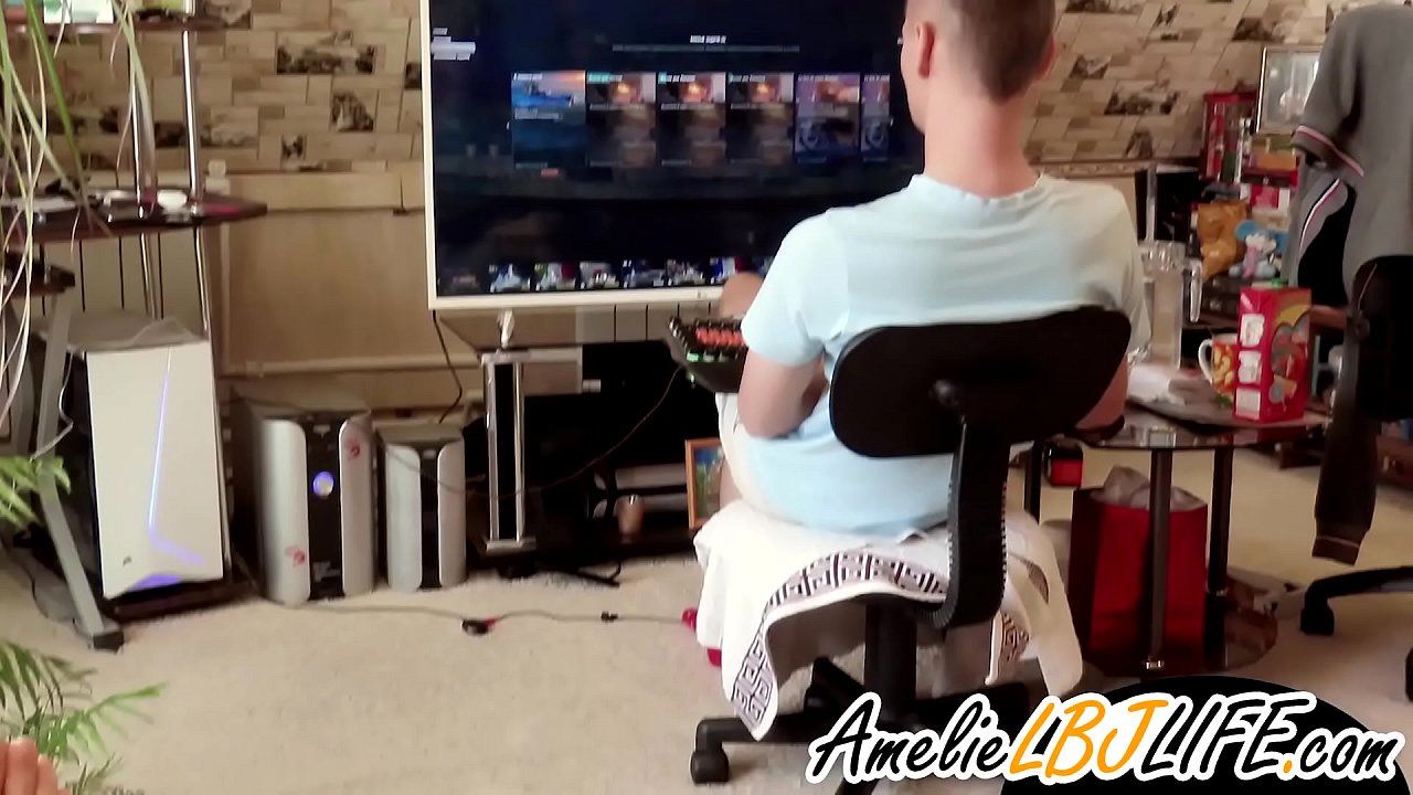 Gadis masturbasi dengan mainan seks untuk pacar untuk bermain game komputer