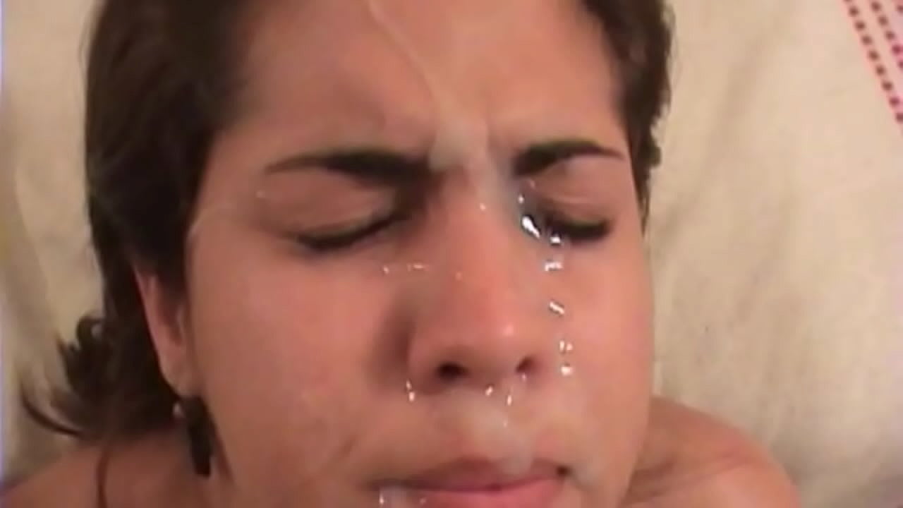 Brunette Latin yang cantik memiliki seks yang kasar