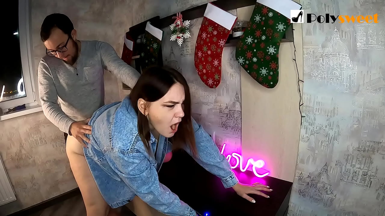 Pria itu menikmati bercinta dengan gadis cantik dengan kuncir kuda di pantat dengan mulut dan penisnya