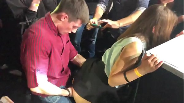 Seks nyata di klub malam Rusia. Gadis Rusia berusia 18 tahun di anus dan vagina bercinta di klub malam